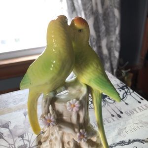 - Budgerigar birds kissing Figurine